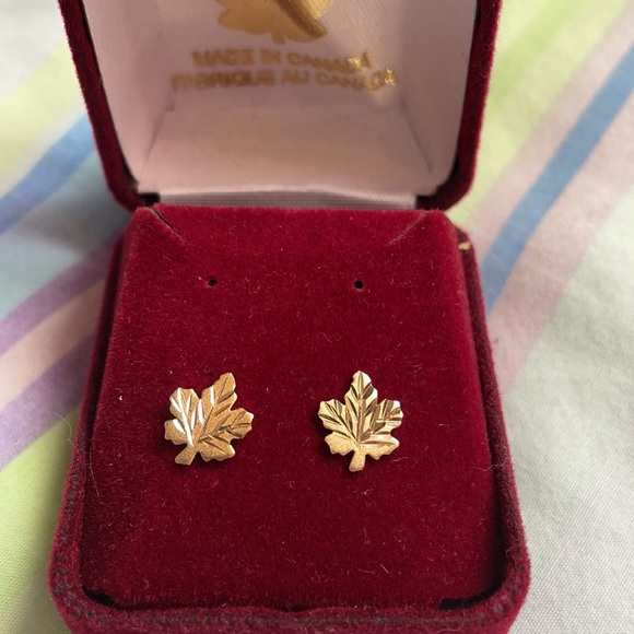 Sterling argent maple leaf earrings - Picture 2 of 4